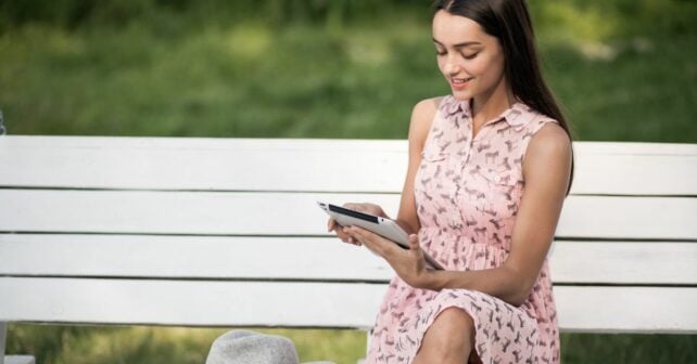 Panchina smart che ricarica smartphone e tablet